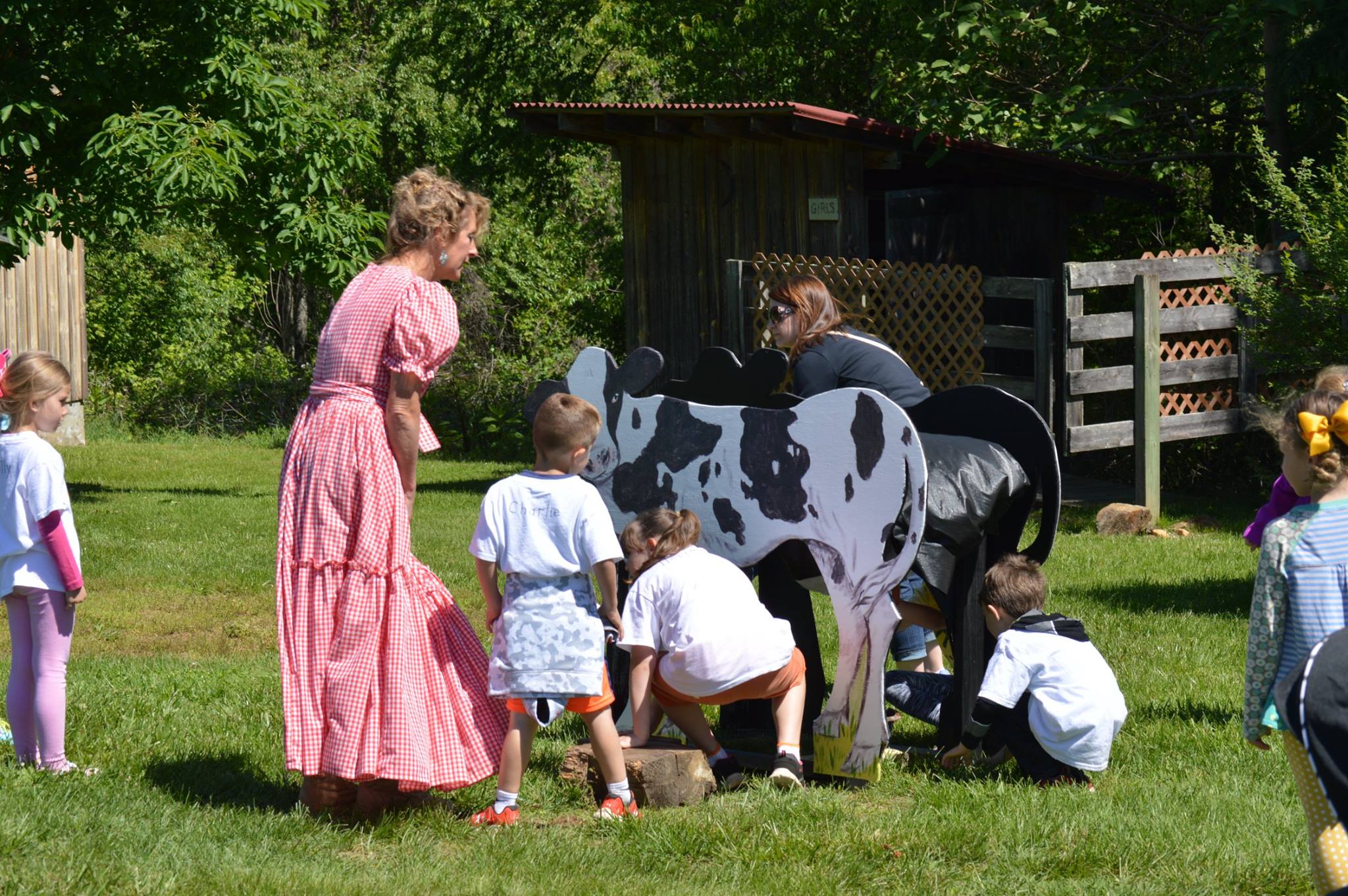 Renee-gives-advice-on-milking-a-cow